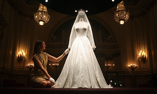 Подвенечное платье Кейт Миддлтон. Свадебный наряд будущей герцогини Кембриджской сконструировала дизайнер Сара Бертон, креативный директор дома Alexander McQueen.