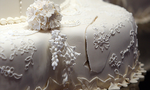 Свадебный торт, на котором виден первый "королевский разрез". Специально для экспозиции десерт реконструировали.