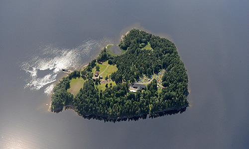 Трагедия на острове Утойа развернулась на фоне мощного взрыва, потрясшего в пятницу столицу Норвегии, в результате которого также погибли люди.