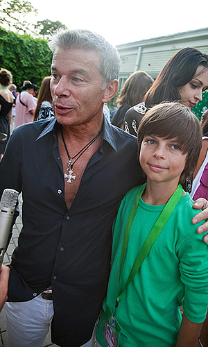 Певец Олег Газманов с сыном Филиппом на Международном конкурсе молодых исполнителей популярной музыки "Новая Волна 2011".