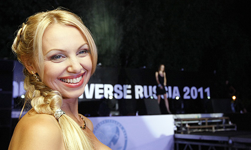 Одна из участниц конкурса красоты "Миссис Россия-2011".