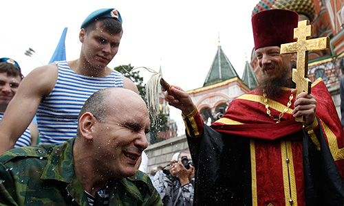 Десантники во время торжественного молебна на Красной площади в День Ильи Пророка - покровителя российских ВДВ.
