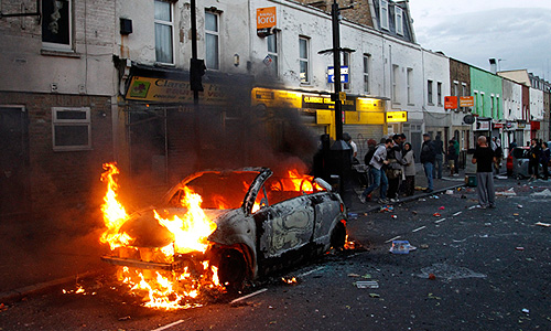Беспорядки в Лондоне продолжаются уже третий день. По городу размещены полицейские кордоны. Волнения в Лондоне начались на выходных после того, как полицейские якобы застрелили чернокожего британца в районе Тотенхэм. В субботу поздно вечером в этом районе толпа протестующих напала на полицейских, подожгла две машины стражей порядка, автобус и один из магазинов.