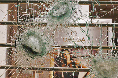Разбитая во время беспорядков витрина. Беспорядки в городах Англии началась 6 августа в Лондоне после того, как полицейские застрелили 29-летнего британца Марка Даггана