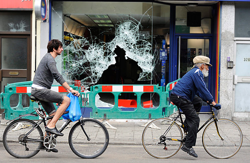 Разбитые витрины магазинов в районе Брикстон. Беспорядки в городах Англии начались 6 августа в Лондоне после того, как полицейские застрелили 29-летнего британца Марка Даггана