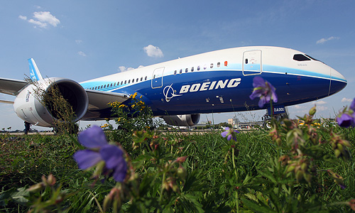 Пассажирский самолет Boeing-787 Dreamliner на аэродроме Раменское.