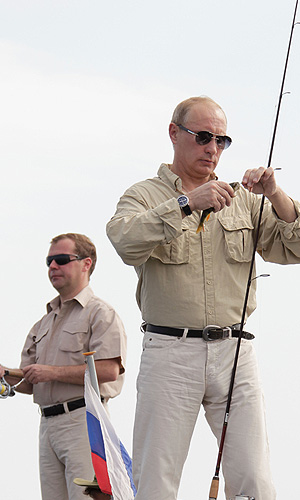 Дмитрий Медведев и Владимир Путин во время рыбалки на Волге.