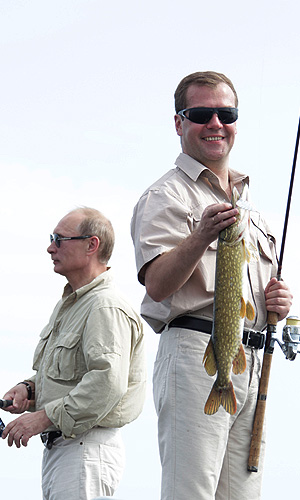 Премьер-министр РФ Владимир Путин и президент РФ Дмитрий Медведев во время рыбалки на Волге.