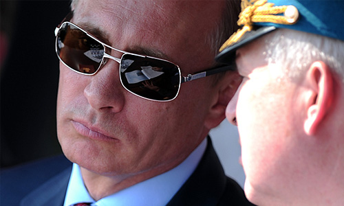 Премьер-министр РФ Владимир Путин и главнокомандующий ВВС России Александр Зелин на международном авиасалоне МАКС-2011 в Жуковском.