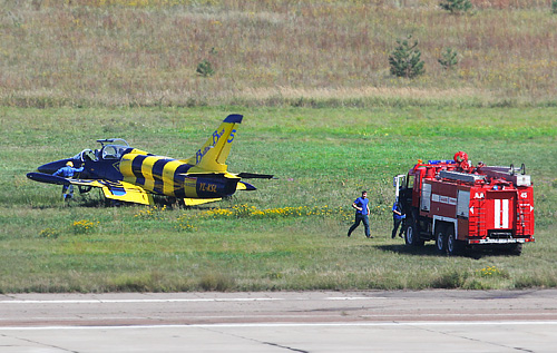 Самолет L-39 пилотажной группы "Балтийские пчелы" из Латвии, у которого лопнуло шасси после выступления на международном авиасалоне МАКС-2011 в Жуковском