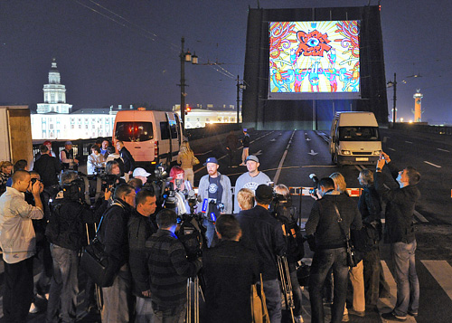 Во время показа анимационных фильмов в стилистике граффити на разведенном своде Дворцового моста, который прошел в рамках международного арт-форума " Петербургские граффити-2011. "Графффест "