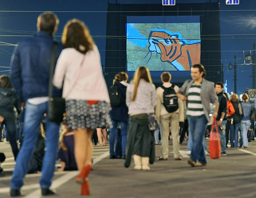 Зрители во время показа анимационных фильмов в стилистике граффити на разведенном своде Дворцового моста, который прошел в рамках международного арт-форума " Петербургские граффити-2011. "Графффест "