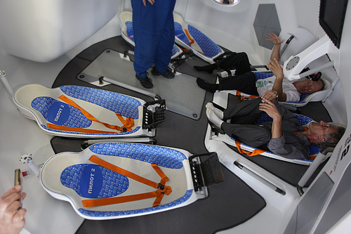 Посетители внутри пилотируемого космического корабля "Русь" на международном авиасалоне МАКС-2011 в Жуковском