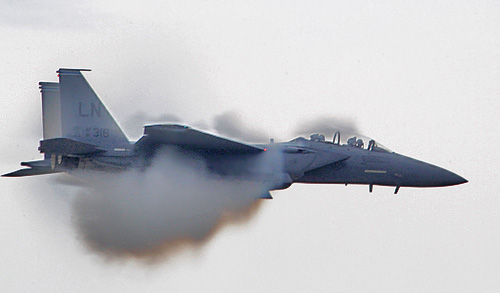 Американский самолет F-15 Eagle во время выступления на