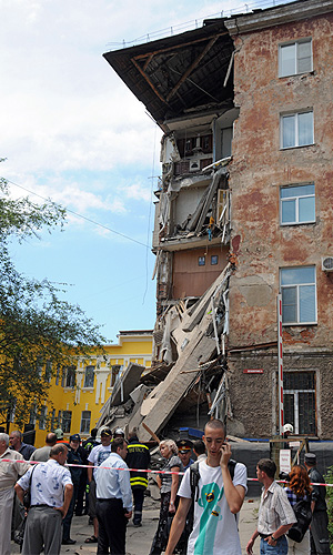 На месте обрушения стены в пятиэтажном доме, расположенном на улице Посьетской.