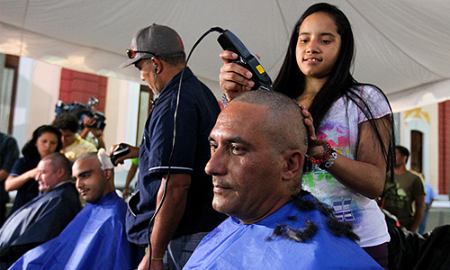 Уго Чавес встретился с венесуэльцами, которые обрили головы в знак солидарности со своим президентом.