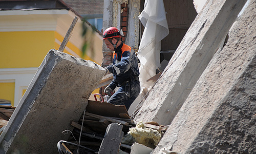 Сотрудник МЧС на месте обрушения стены в пятиэтажном доме, расположенном на улице Посьетской.