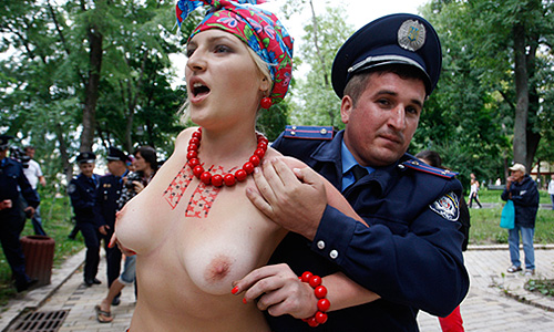 Активистки движения FEMEN тоже, по-своему, приняли участие в праздновании Дня независимости Украины.