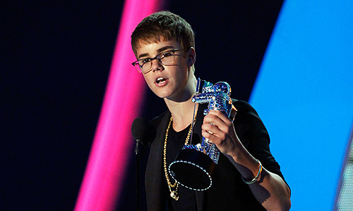 Певец Джастин Бибер получил награду за лучшее мужское видео к песне "U Smile".