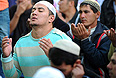 Мусульмане во время торжественного намаза по случаю праздника Ураза-байрам (Праздника разговения) в Соборной мечети.