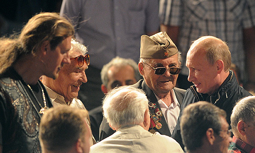 Премьер-министр РФ Владимир Путин во время посещения XVI международного шоу мотоциклистов "Эпилог", которое проводит байкерский клуб "Ночные волки".