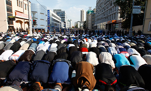 Мусульмане во время торжественного намаза по случаю праздника Ураза-байрам (Праздника разговения) в Соборной мечети.