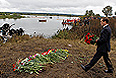 Дмитрий Медведев во время возложения цветов на месте крушения пассажирского самолета Як-42, на борту которого находилась ярославская хоккейная команда "Локомотив".