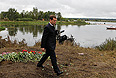 Дмитрий Медведев во время возложения цветов на месте крушения пассажирского самолета Як-42, на борту которого находилась ярославская хоккейная команда "Локомотив".