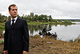 Президент России Дмитрий Медведев на месте крушения пассажирского самолета Як-42, на борту которого находилась ярославская хоккейная команда "Локомотив".