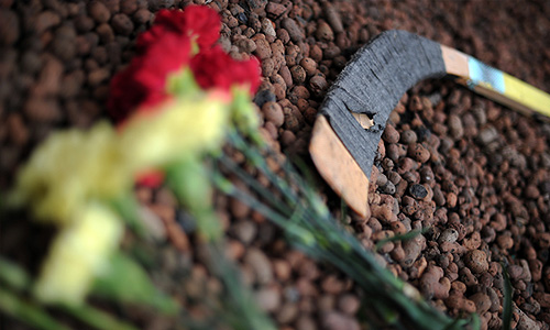 Цветы у посольства Чехии в память о хоккеистах "Локомотива", погибших в катастрофе самолета Як-42 под Ярославлем.