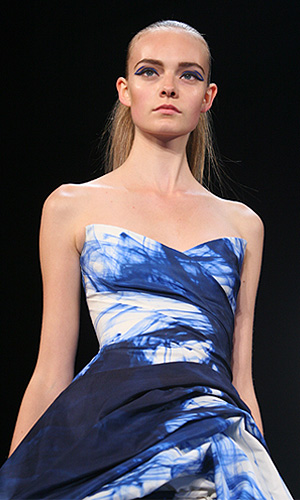 Показ коллекции Monique Lhuiller весна-лето 2012 на Неделе моды в Нью-Йорке.