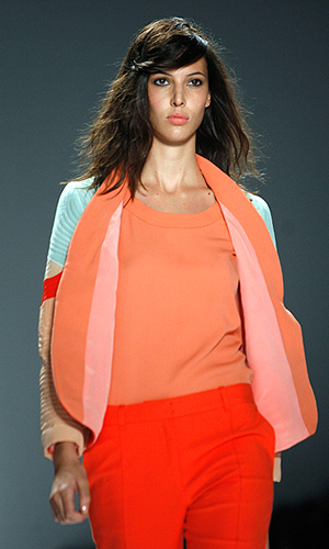 Показ коллекции Jill Stuart весна-лето 2012 на Неделе моды в Нью-Йорке.
