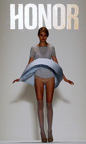 Показ коллекции Honor весна-лето 2012 на Неделе моды в Нью-Йорке.