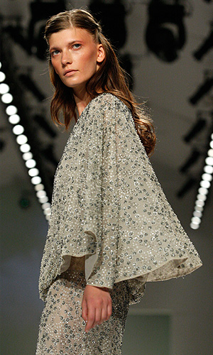 Показ коллекции Tadashi Shoji весна-лето 2012 на Неделе моды в Нью-Йорке.