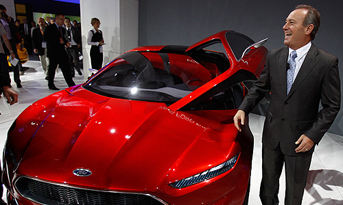 Исполнительный директор европейского подразделения концерна Ford Стивен Оделл на 64-м Международном автосалоне во Франкфурте представил новый концепт-кар Ford Evos.