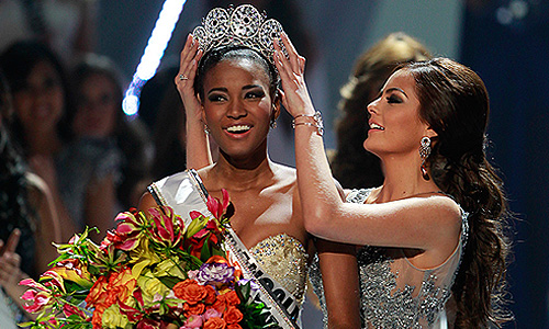 Корону 25-летней Лейле Лопиш вручила "Мисс Вселенная" 2010 года мексиканка Химена Наваррете.