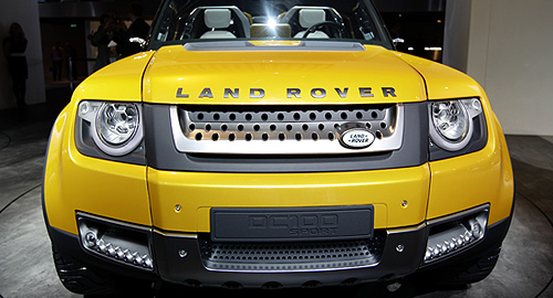 На стенде Jaguar-Land Rover представлена концепт-версия автомобиля Land Rover defender.