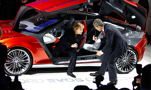 На 64-м Международном автосалоне во Франкфурте канцлер ФРГ Ангела Меркель посетила стенд компании Ford.