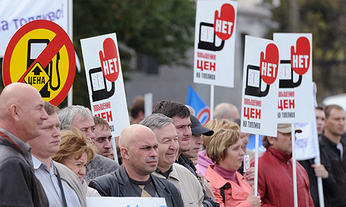 Участники акции протеста против роста цен на топливо на набережной Шевченко.