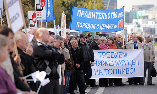 Участники акции протеста против роста цен на топливо на набережной Шевченко.