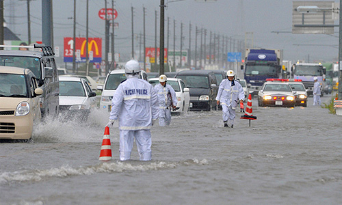 Согласно прогнозам, от тайфуна "Рок", в частности, пострадает Токио, а также префектура Фукусима, на территории которой находится аварийная АЭС "Фукусима-1". Ранее стало известно, что тайфун уже привел к гибели минимум четырех человек в Японии. Еще двое считаются пропавшими без вести.