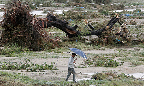 Сформировавшийся в Тихом океане тайфун "Рок" добрался в среду до побережья Японии, объявили местные метеорологи. Первый удар стихийного бедствия пришелся на префектуру Сидзуока, в центральной части страны.