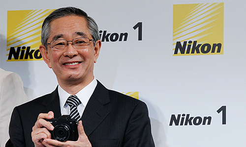 Президент компании Nikon Макото Кимура показывает камеру Nikon 1 V1 во время презентации новой цифровой линейки фотоаппаратов.