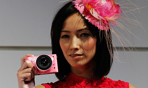Модель Nikon 1 J1 поступит в продажу в октябре и будет стоить 70,000-105,000 йен ($915-$1,375).
