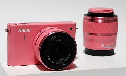 Модель Nikon 1 J1 и съемный объектив к ней. Новая камера поступит в продажу в октябре и будет стоить 70,000-105,000 йен ($915-$1,375).