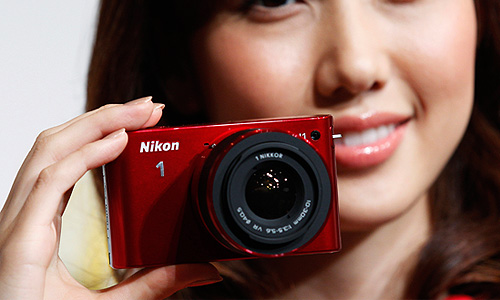 Модель Nikon 1 J1 поступит в продажу в октябре и будет стоить 70,000-105,000 йен ($915-$1,375).