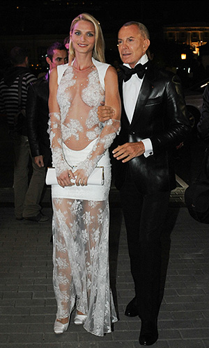 Актриса и модель Сара Маршалл и французский дизайнер Жан-Клод Житруа на церемонии вручения премии журнала GQ "Человек года-2011" в РАМТе.