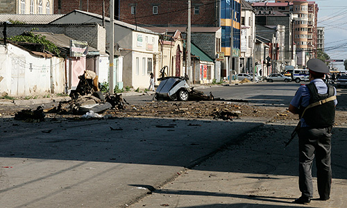 Медики оценивают состояние более 30 пострадавших во взрывах в Дагестане как тяжелое, сообщила "Интерфаксу" официальный представитель Минздравсоцразвития РФ Софья Малявина. Она заявила, что, по данным на утро четверга, в результате терактов один человек погиб, трое пострадавших находится в тяжелом состоянии. Еще 29 раненых, по оценкам врачей, - в состоянии средней тяжести.