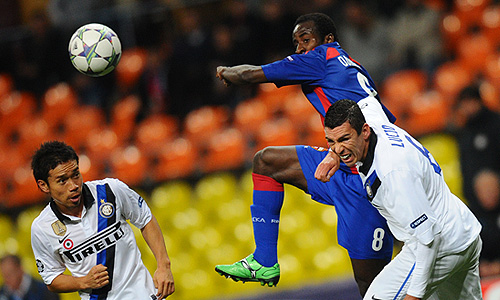 Игроки "Интера" Юто Нагатомо, Лусио (в белой форме слева направо) и ЦСКА Сейду Думбия (в синей форме) в матче Лиги чемпионов УЕФА: ЦСКА (Москва) - "Интер" (Милан).