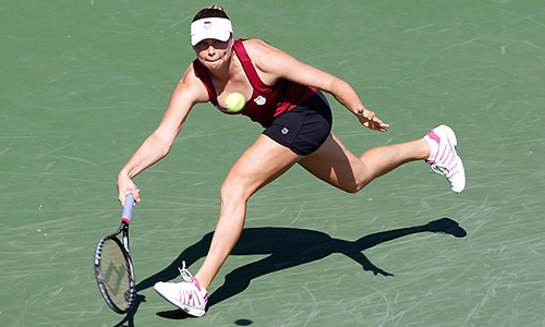 Российская теннисистка Вера Звонарева обыграла соотечественницу Марию Кириленко в четвертьфинальном матче турнира в японском Токио - 6:3, 6:3. Соперницей Звонаревой по полуфиналу станет победительница матча между еще одной россиянкой Марией Шараповой и чешской спортсменкой Петрой Квитовой.